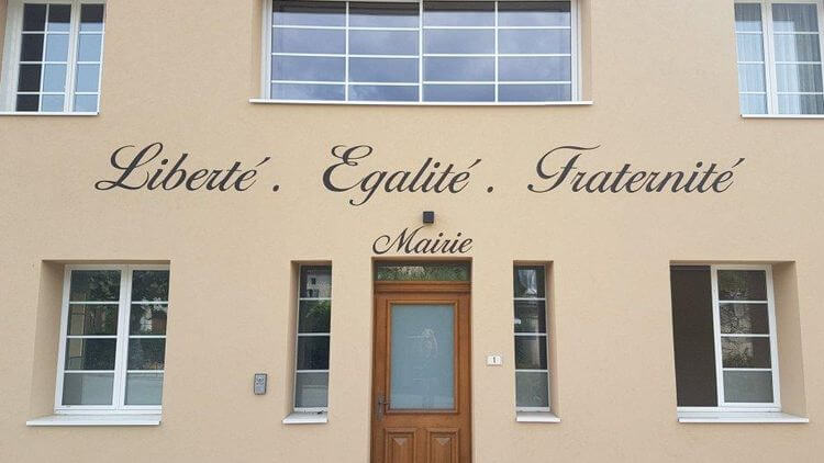 L'entrée de la mairie de Saint-Antoine avec l'inscription Liberté, Egalité, Fraternité peint par Genowefa sur le mur
